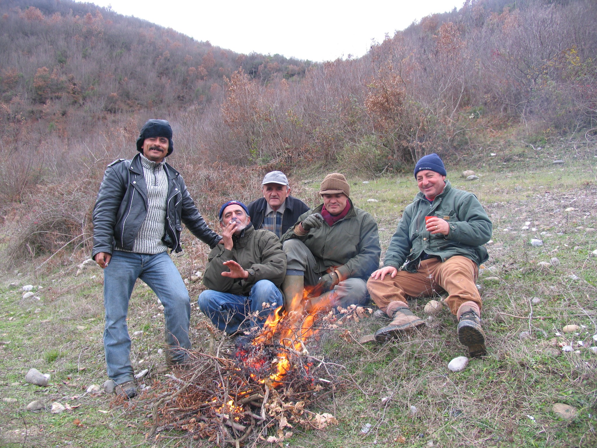 Cacciatori attorno al fuoco