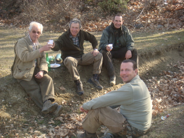 Cacciatori in pausa nel bosco