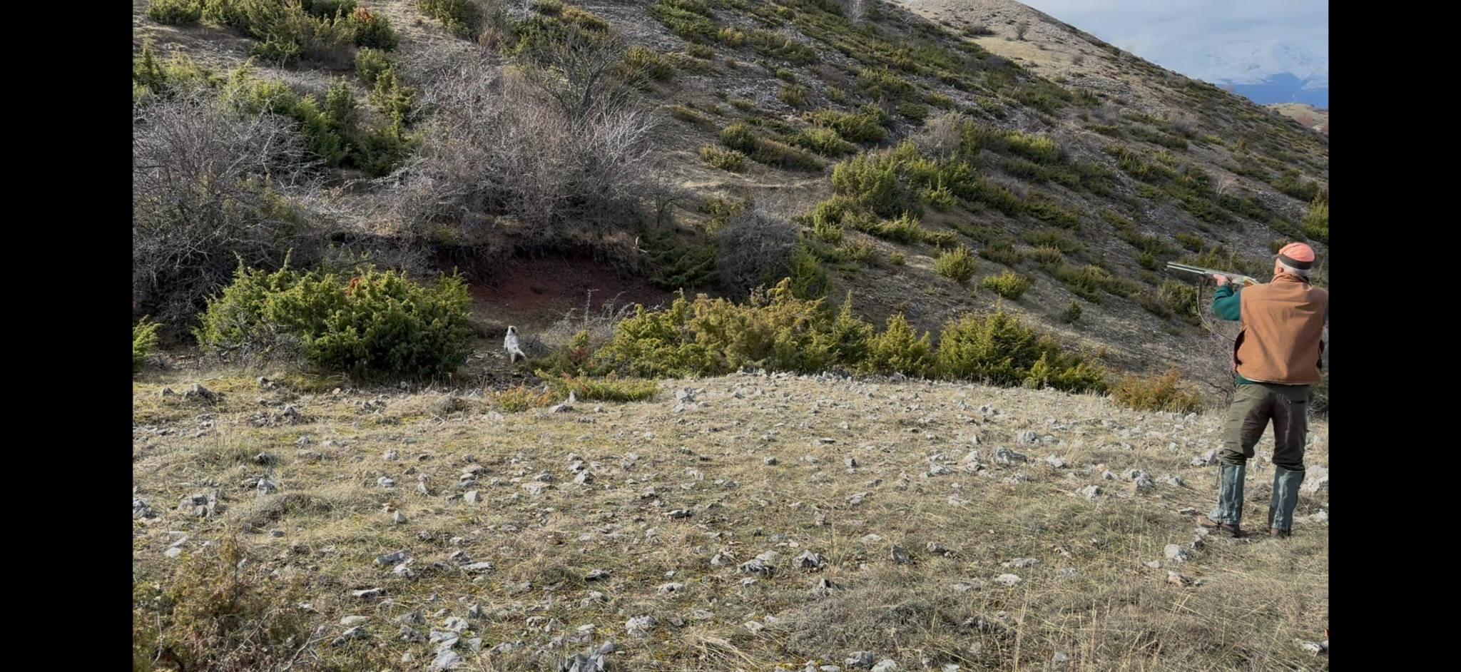 Cacciatore sui pendii delle montagne albanesi