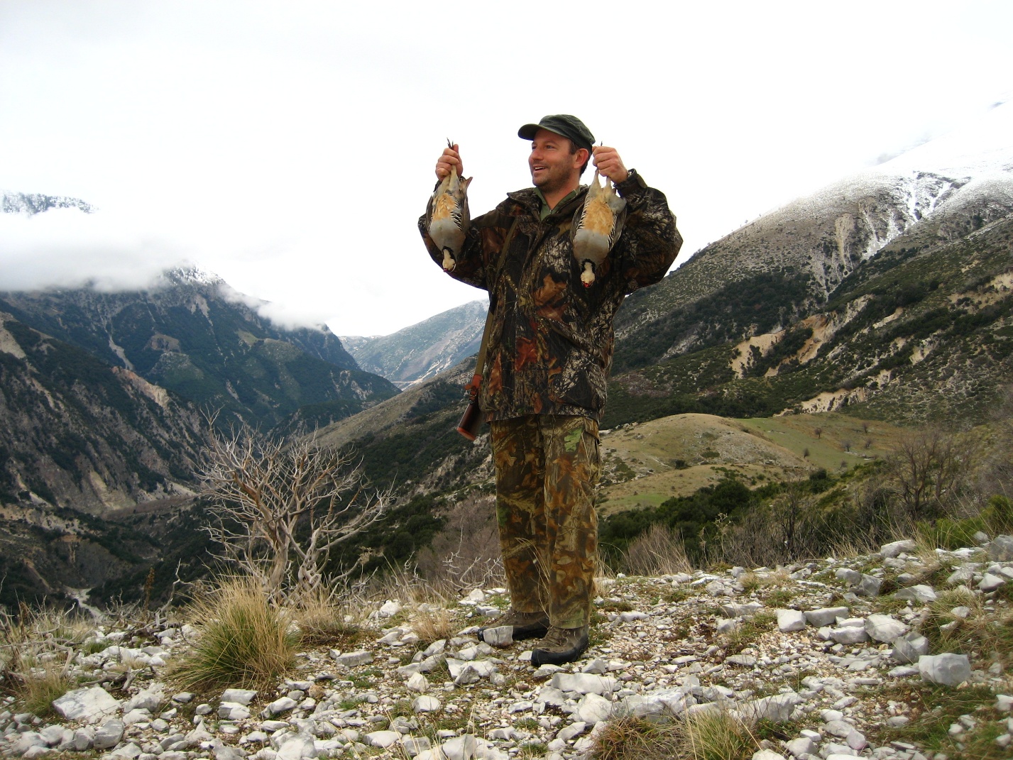 Cacciatore con due coturnici in Albania
